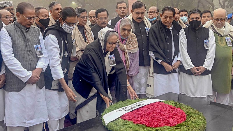 শহীদ বুদ্ধিজীবী দিবসে বুধবার সকালে মিরপুরে শহীদ বুদ্ধিজীবী স্মৃতিসৌধে আওয়ামী লীগের পক্ষে শ্রদ্ধা নিবেদন করেন দলের সভাপতি ও প্রধানমন্ত্রী শেখ হাসিনাসহ নেতারা। ছবি: পিএমও