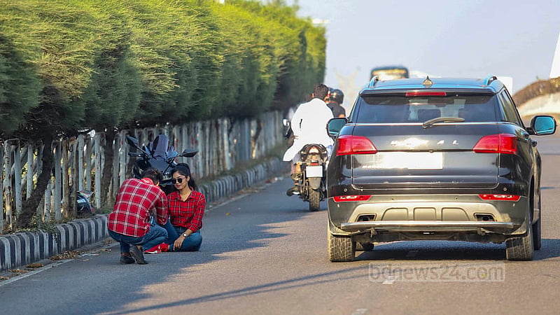 হাতিরঝিলে ওভার ব্রিজের উপর মোটরসাইকেল দাঁড় করিয়ে তোলা হচ্ছে ছবি।
