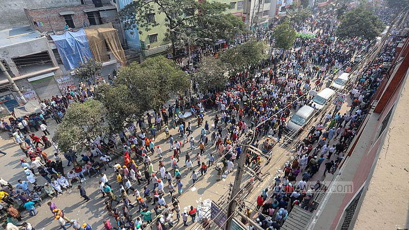 গোলাপবাগ মাঠে বিএনপির সমাবেশে যোগ দিতে শনিবার সকালে সায়দাবাদ-কমলাপুর সড়কে দলটির নেতা-কর্মীদের অবস্থান।&amp;nbsp;ছবি: আসিফ মাহমুদ অভি