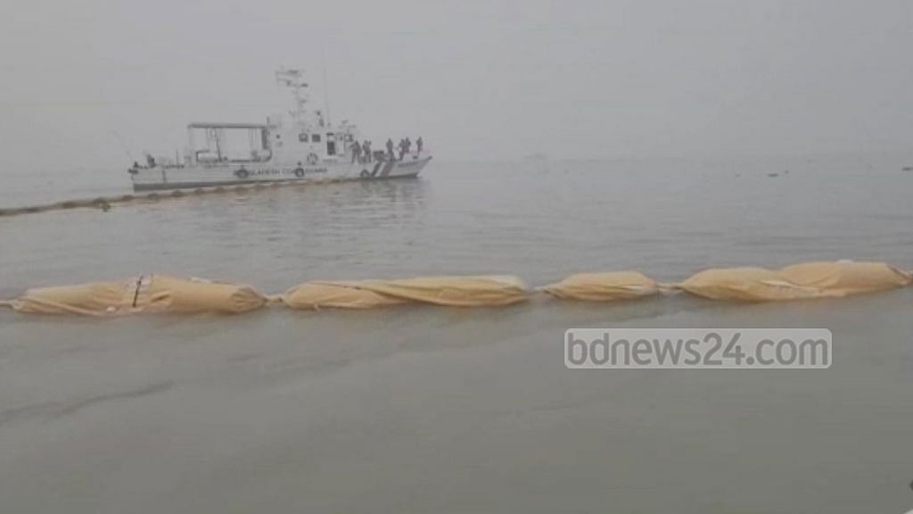 তেলবাহী জাহাজ ডুবি: চতুর্থ দিনে এসে উদ্ধার কাজ শুরু, গতি ধীর