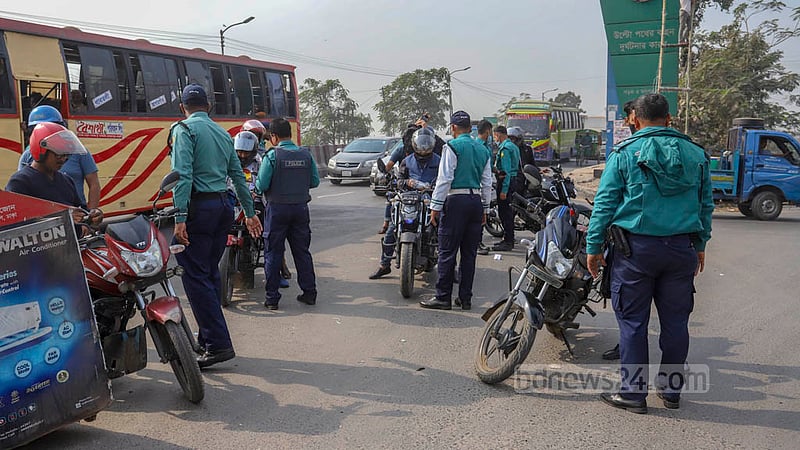 রাজধানীর প্রবেশমুখ গাবতলীতে বৃহস্পতিবার মোটরসাইকেল আরোহীদের থামিয়ে তল্লাশি করছে পুলিশ। ছবি: আসিফ মাহমুদ অভি