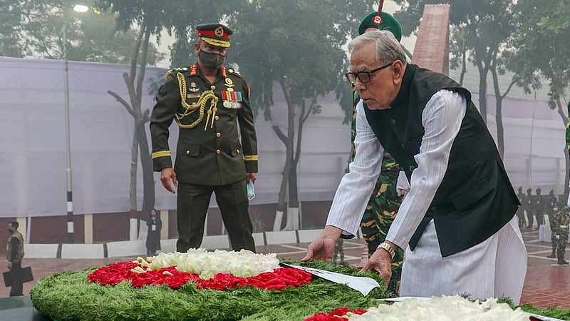 শহীদ বুদ্ধিজীবী দিবসে বুধবার সকালে মিরপুরে শহীদ বুদ্ধিজীবী স্মৃতিসৌধে রাষ্ট্রপতি মো. আবদুল হামিদ শ্রদ্ধা নিবেদন করেন। ছবি: পিএমও