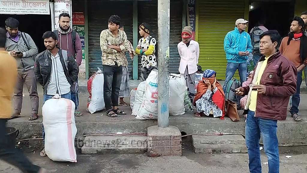 নাটোরে পরিবহন ধর্মঘটে চরম ভোগান্তি