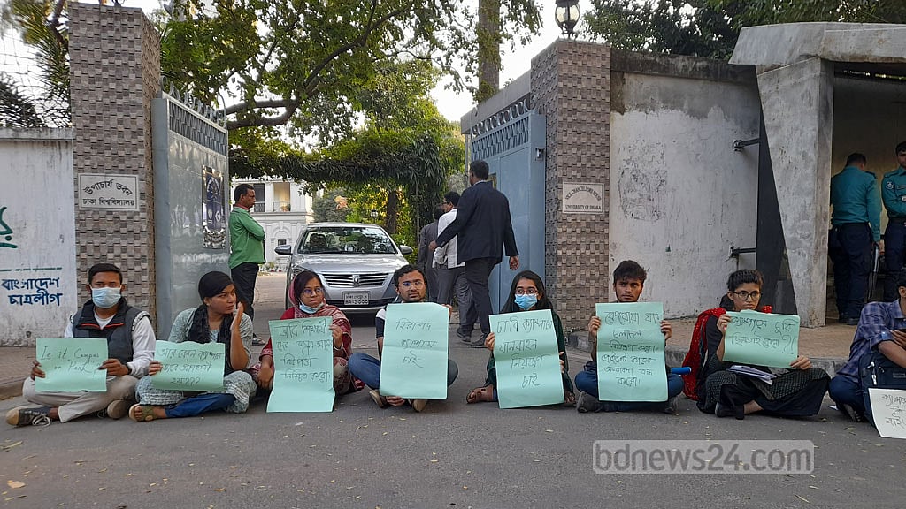 ঢাকা বিশ্ববিদ্যালয়ে যান চলাচল নিয়ন্ত্রণের দাবি শিক্ষার্থীদের