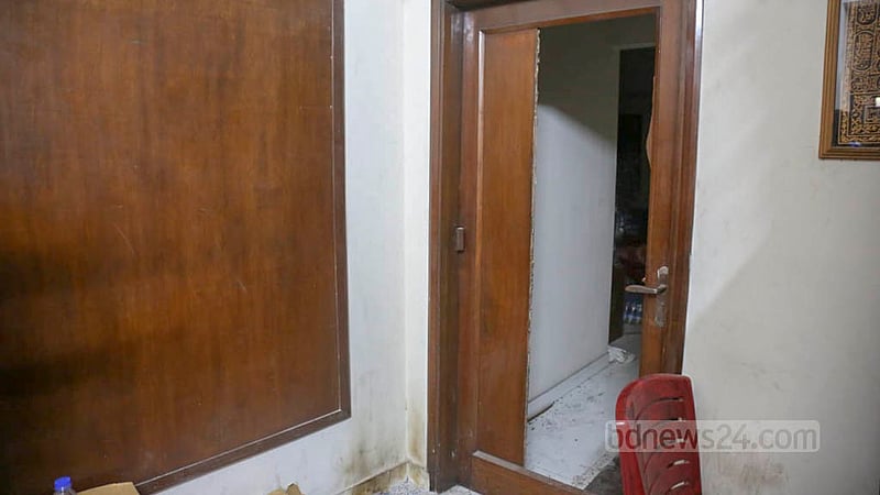 বিএনপি চেয়ারপারসনের কক্ষের দরজার কাচ ভাঙা অবস্থায় দেখা যায়।