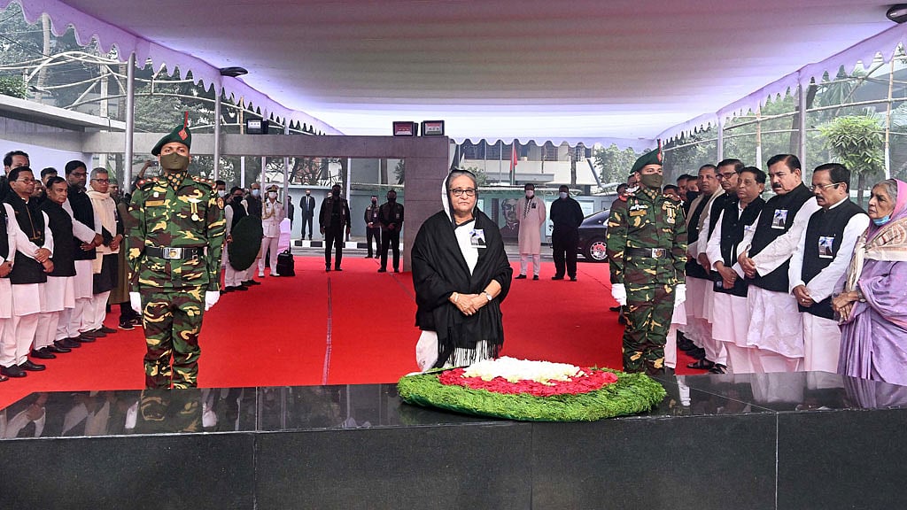 বঙ্গবন্ধুর প্রতিকৃতিতে প্রধানমন্ত্রীর শ্রদ্ধা