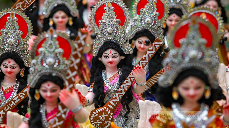 পুরান ঢাকার শাঁখারি বাজারে বিক্রির জন্য সাজিয়ে রাখা হয়েছে সরস্বতীর প্রতিমা।&amp;nbsp;ছবি: মাহমুদ জামান অভি