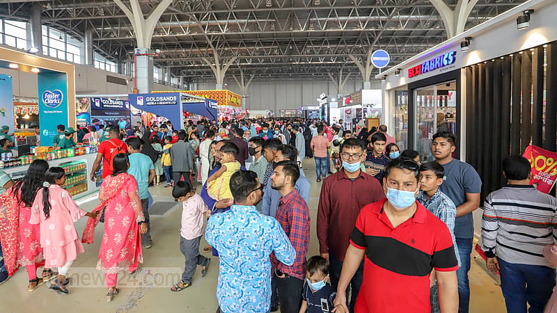 পূর্বাচলে ‘বঙ্গবন্ধু বাংলাদেশ-চায়না ফ্রেন্ডশিপ এক্সিবিশন সেন্টারে’ শুক্রবার ঢাকা আন্তর্জাতিক বাণিজ্য মেলায় দর্শনার্থীরা। ছবি: আসিফ মাহমুদ অভি