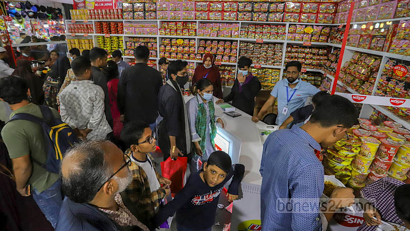 পূর্বাচলের ‘বঙ্গবন্ধু বাংলাদেশ-চায়না ফ্রেন্ডশিপ এক্সিবিশন সেন্টারে’ শুক্রবার ঢাকা আন্তর্জাতিক বাণিজ্য মেলায় বিভিন্ন স্টল ঘুরে দেখছেন দর্শনার্থীরা। ছবি: আসিফ মাহমুদ অভি
