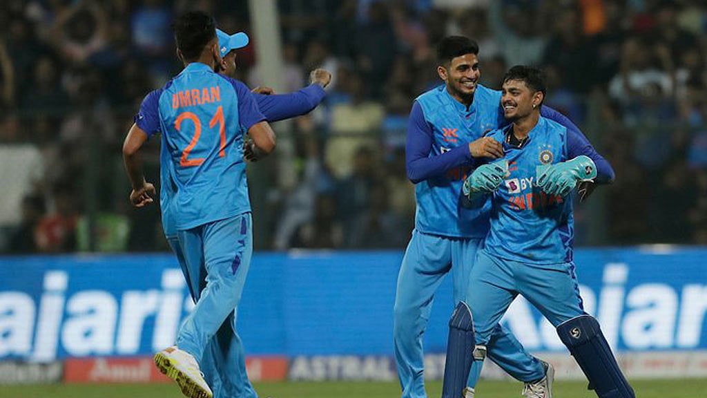 শেষ ওভারের নাটকীয়তায় শ্রীলঙ্কাকে হারাল ভারত