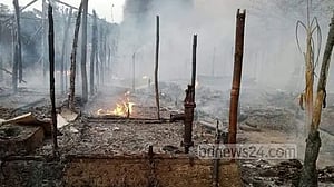 তুমব্রু সীমান্তে থেমে থেমে গুলি: দুই স্কুলে আশ্রয় রোহিঙ্গাদের