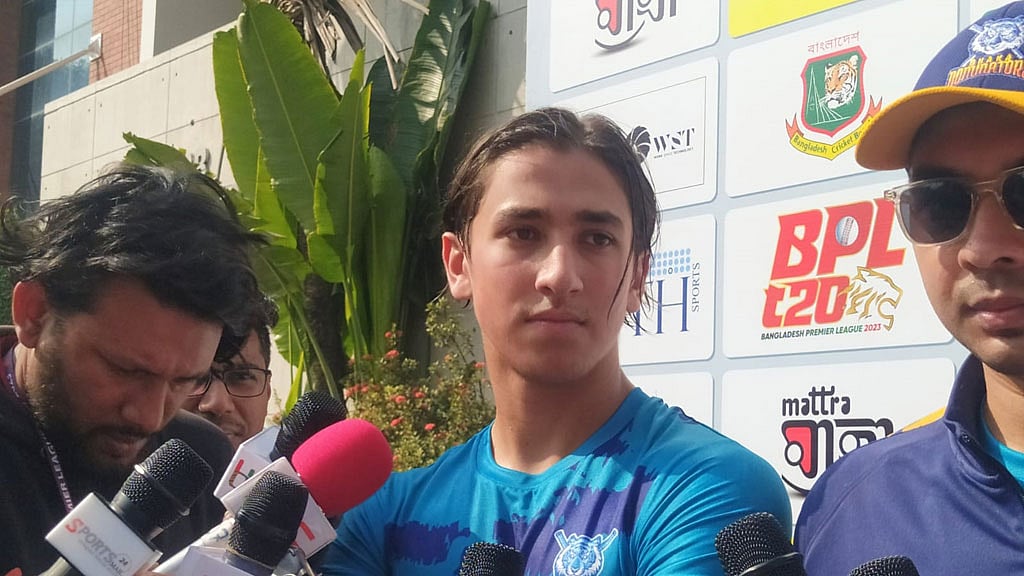 বাবার দেশে খেলতে এসে রোমাঞ্চিত রবিন 