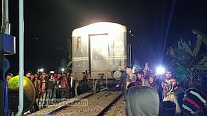 ছয় ঘণ্টা পর খুলনার পথে ট্রেন চলাচল স্বাভাবিক