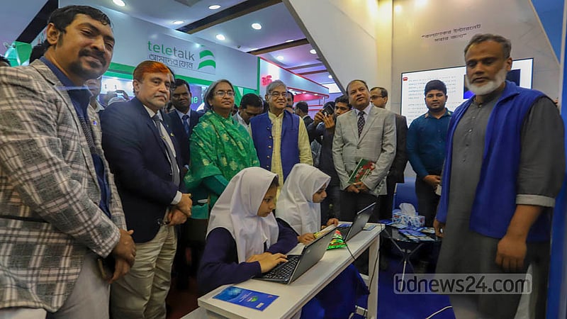বঙ্গবন্ধু আন্তর্জাতিক সম্মেলন কেন্দ্রে বৃহস্পতিবার ডিজিটাল বাংলাদেশ মেলার প্রথম দিন বিভিন্ন স্টল ঘুরে দেখেন শিক্ষামন্ত্রী দীপু মনি, ডাক ও টেলিযোগাযোগ বিভাগের মন্ত্রী মোস্তাফা জব্বারসহ অতিথিরা। ছবি: আসিফ মাহমুদ অভি