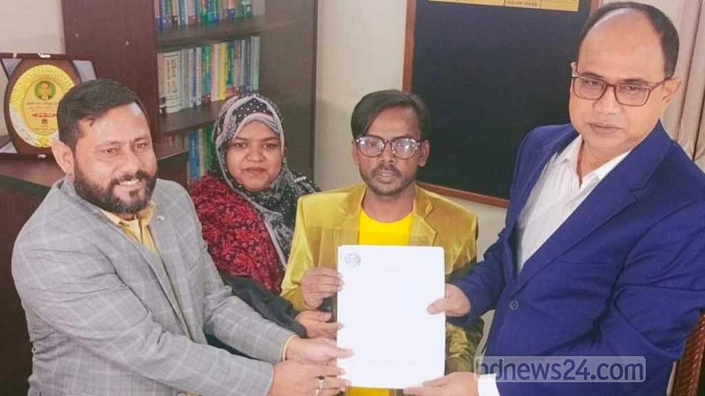 ‘মানুষের মন রক্ষায়’ দুটি আসনে মনোনয়নপত্র নিলেন হিরো আলম