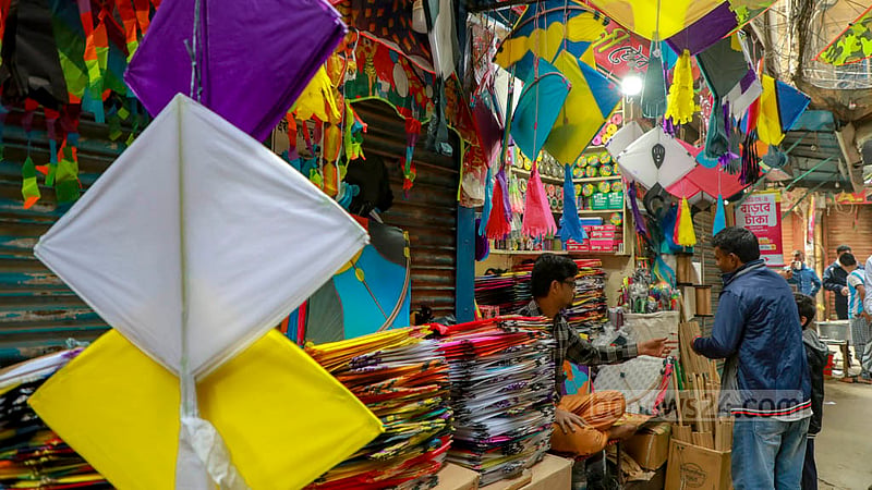 ‘সাকরাইন’ বা ঘুড়ি উৎসব উপলক্ষে পুরান ঢাকার শাঁখারীবাজারের ঘুড়ি বিক্রি হচ্ছে নানা নামে- চোখদার, কাউটাদার,পঙ্খিরাজ, প্রজাপতি, চক্ষুদার, ঈগল, সাদাঘুড়ি, চার বোয়া, দুই বোয়া, টেক্কা, তিন টেক্কা, মালাদার, বাদুড়, চিলসহ হরেক নাম।&amp;nbsp;ছবি: মাহমুদ জামান অভি