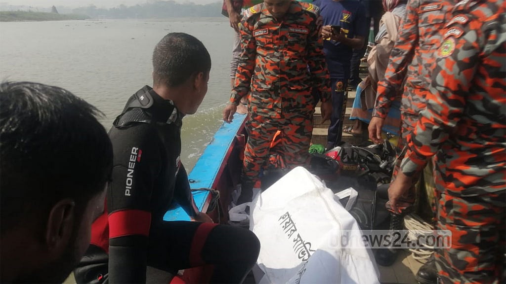 শীতলক্ষ্যায় নৌকাডুবিতে নিখোঁজ স্কুলছাত্রীর মরদেহ উদ্ধার