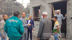পুলিশ বক্স উচ্ছেদে বাধা, ফিরে গেলেন ডিএনসিসি কর্মকর্তারা