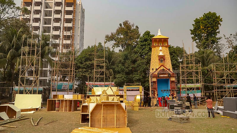 ঢাকা বিশ্ববিদ্যালয়ের জগন্নাথ হলে মাঠে তৈরি হচ্ছে মণ্ডপ। বিশ্ববিদ্যালয়ের প্রতিটি বিভাগের জন্য একটি মণ্ডপ থাকবে পূজার জন্য।&amp;nbsp;ছবি: মাহমুদ জামান অভি