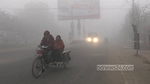 ঘন কুয়াশায় ঢেকে আছে চুয়াডাঙ্গা