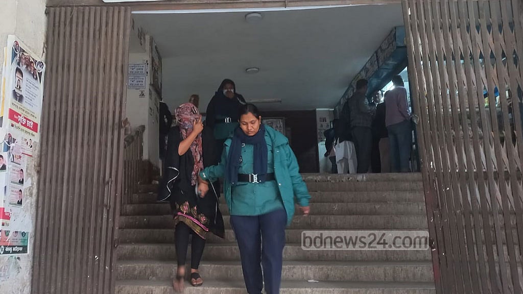 সোনা পাচারের দায়ে বিমানবালার ১০ বছরের সাজা