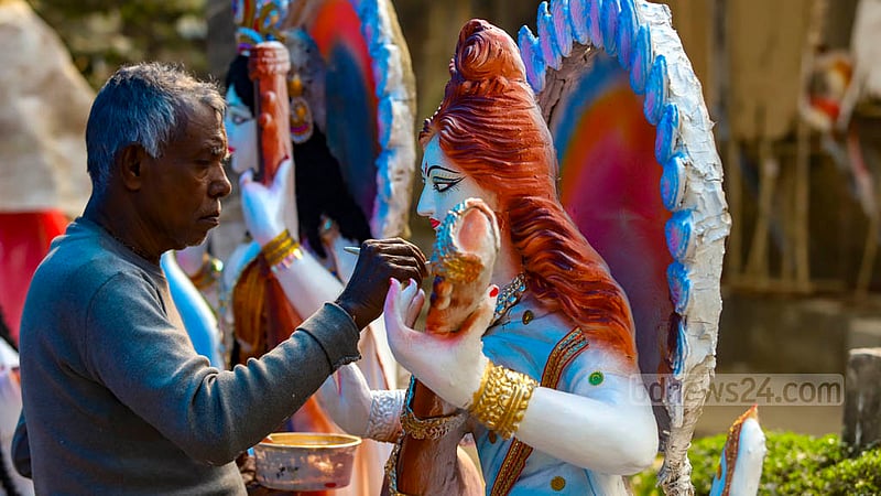 মহামারীর দাপট কমে আসায় আগের মতো পূর্ণ আয়োজন নিয়ে ঢাকা বিশ্ববিদ্যালয়ের জগন্নাথ হলের মাঠে অনুষ্ঠিত হবে সরস্বতী পূজা।&amp;nbsp;ছবি: মাহমুদ জামান অভি