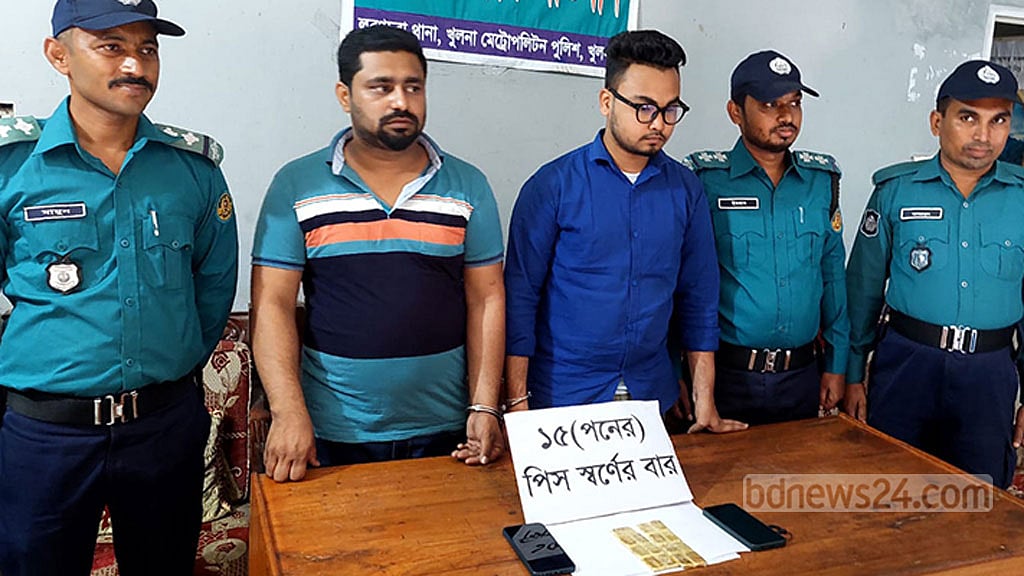 খুলনায় জুতার ভেতরে ১৫ সোনার বার, আটক ২ যুবক