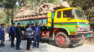 পাহাড়ে কাঠ বোঝাই ট্রাকে মুহুর্মুহু গুলি, অস্ত্রধারীরা পালাল বনে