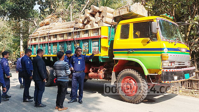 পাহাড়ে কাঠ বোঝাই ট্রাকে মুহুর্মুহু গুলি, অস্ত্রধারীরা পালাল বনে