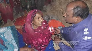 রাস্তায় ৫ সন্তানের বৃদ্ধা জননী, উদ্ধার করে বাড়ি পাঠাল পুলিশ