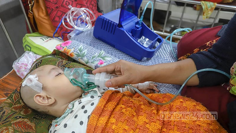 শ্বাসকষ্টসহ নানা ঠাণ্ডাজনিত রোগে আক্রান্ত হয়ে ঢাকা শিশু হাসপাতালে আসা কুমিল্লার জোহান পাঁচ দিন ধরে ভর্তি আছে। ছবি: আসিফ মাহমুদ অভি