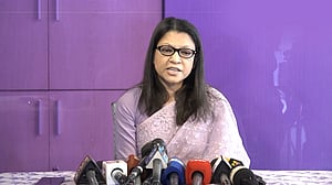 ফারাজ সিনেমা ‘ভুল গল্পে’, মুক্তিতে আপত্তি অবিন্তার মায়ের