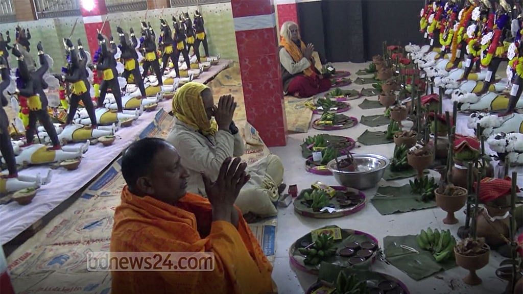 ‘মনস্কামনা পূর্ণ’, ঝিনাইদহে মঠবাড়ি মন্দিরে একসঙ্গে ১০২ কালীপূজা