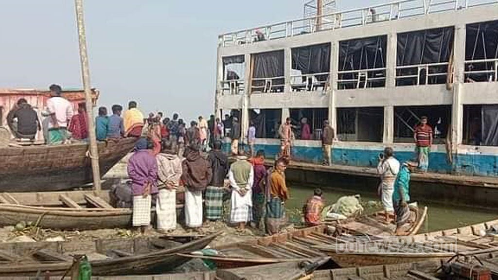 ঘন কুয়াশায় ৫ ট্রলারে লঞ্চের ধাক্কা, ২ জেলে নিখোঁজ, ভাঙচুর-লুটপাট