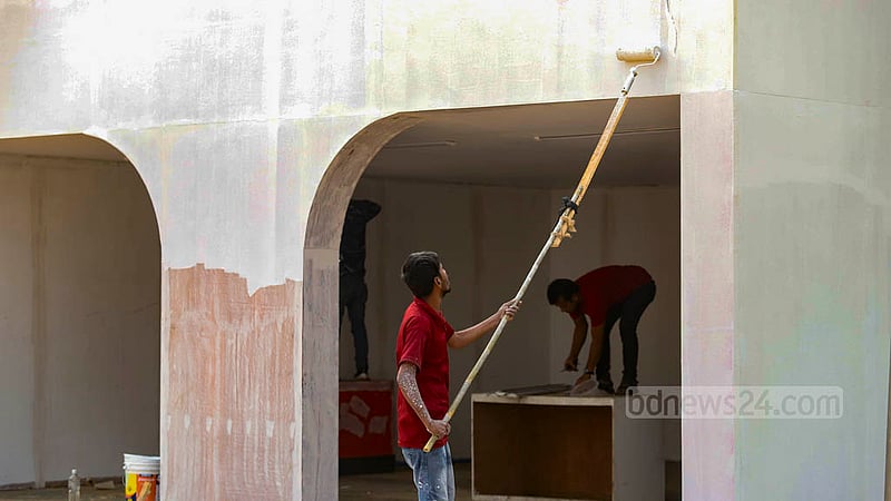অমর একুশে বইমেলা শুরু একদিন বাদেই, ঢাকার সোহরাওয়ার্দী উদ্যানে বইয়ের স্টেলে চলছে রঙয়ের কাজ।&amp;nbsp;ছবি: মাহমুদ জামান অভি