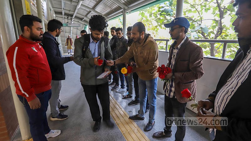 মেট্রোরেলে পল্লবী স্টেশন চালুর দিন বুধবার থানা ছাত্রলীগের পক্ষ থেকে যাত্রীদের গোলাপ ও চকলেট দিয়ে শুভেচ্ছা জানানো হয়। ছবি: আসিফ মাহমুদ অভি