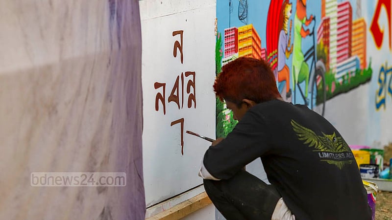 ঢাকার সোহরাওয়ার্দী উদ্যানে অমর একুশে বইমেলায় অনেক স্টলের কাজ শেষের দিকে, এখন চলছে বর্ণমালা লেখার কাজ।&amp;nbsp;ছবি: মাহমুদ জামান অভি