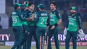 নাসিমের ৫ উইকেট আর তিন ফিফটিতে পাকিস্তানের অনায়াস জয়