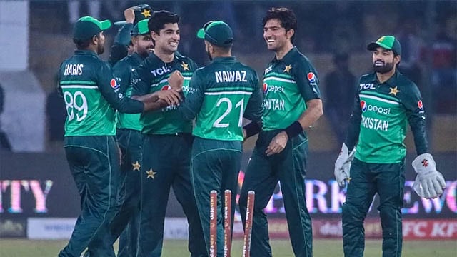 নাসিমের ৫ উইকেট আর তিন ফিফটিতে পাকিস্তানের অনায়াস জয়