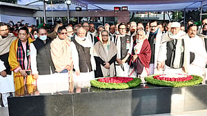 স্বদেশ প্রত্যাবর্তন দিবসে বঙ্গবন্ধুর প্রতি শ্রদ্ধা
