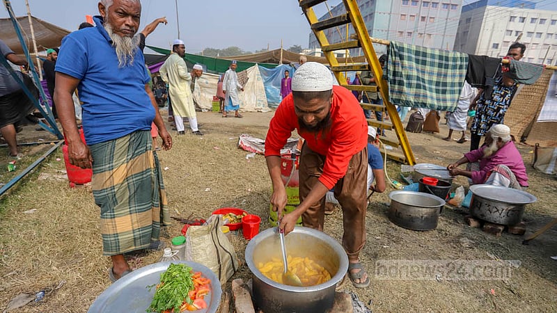 বিশ্ব ইজতেমার দ্বিতীয় পর্বের অংশগ্রহণকারীরা খাবার রান্না করছেন।&amp;nbsp;ছবি: আসিফ মাহমুদ অভি