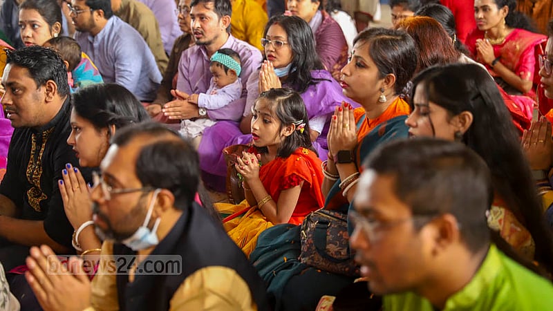 সনাতন ধর্মাবলম্বীদের বিশ্বাস- ভগবানের জ্ঞান ও বিদ্যার রূপ হলেন দেবী সরস্বতী। জগন্নাথ হলের মাঠে তারই আরাধনায় শিক্ষার্থীরা।