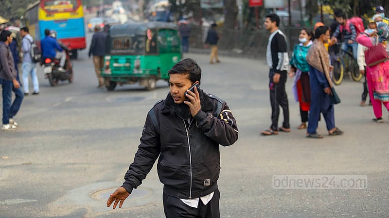সিগন্যাল না মেনেই নেমে পড়েছেন ব্যস্ত সড়কে; তার ওপর আবার কানে মোবাইল ফোন। এভাবে প্রায়ই দুর্ঘটনা ঘটলেও ফোন ব্যবহারকারীদের মধ্যে সেভাবে সচেতনতা তৈরি হচ্ছে না।&amp;nbsp;ছবি: মাহমুদ জামান অভি