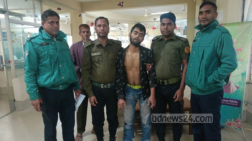 গ্রিল কেটে ব্যাংকে চুরির চেষ্টা, আনসারের হাতে ধরা
