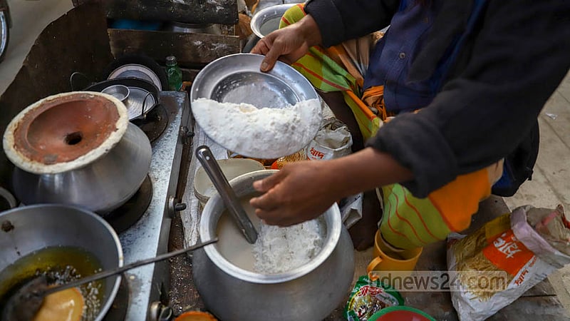 ফুটপাতে পিঠা বানানোর সামগ্রী প্রস্তুত করছেন মোহাম্মদ শহিদুল্লা।&amp;nbsp;ছবি: মাহমুদ জামান অভি
