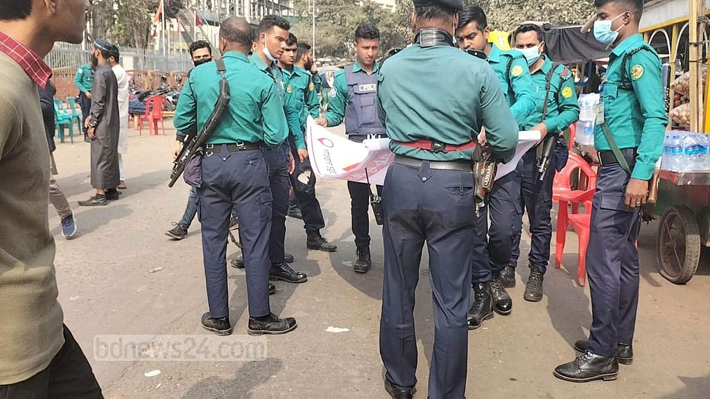 পুলিশ- ছাত্রলীগের বাধায় পণ্ড শাহবাগের ‘লাল কার্ড’ সমাবেশ