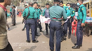 পুলিশ- ছাত্রলীগের বাধায় পণ্ড শাহবাগের ‘লাল কার্ড’ সমাবেশ