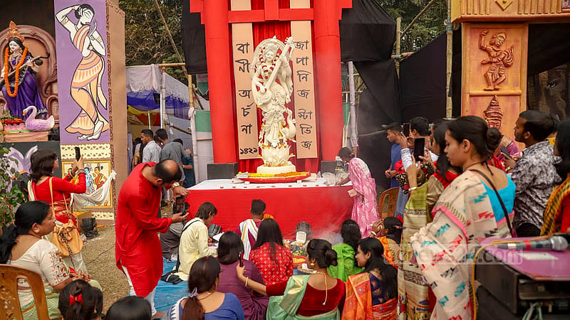 সনাতন ধর্মাবলম্বীদের বিশ্বাস- ভগবানের জ্ঞান ও বিদ্যার রূপ হলেন দেবী সরস্বতী। জগন্নাথ হলের মাঠে তারই আরাধনায় শিক্ষার্থীরা।&amp;nbsp;ছবি: মাহমুদ জামান অভি