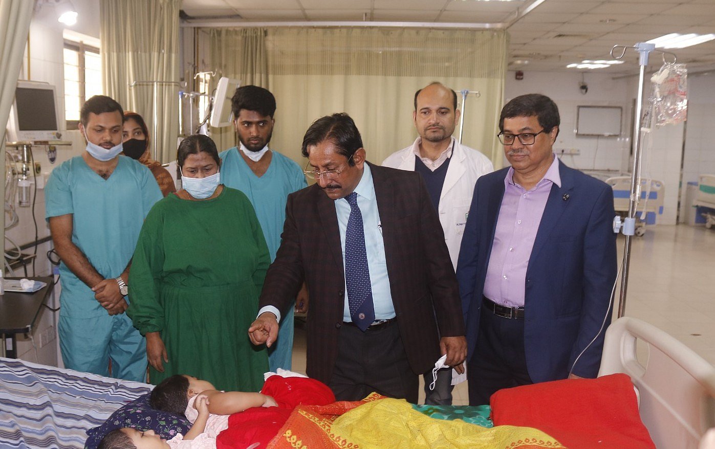 মেরুদণ্ড জোড়া লাগানো শিশু নুহা ও নাবার প্রথম অস্ত্রোপচার