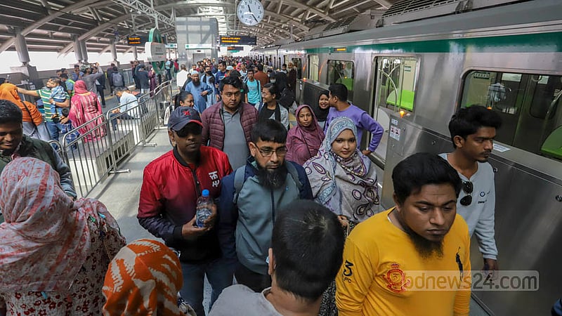 সাপ্তাহিক ছুটির দিন শনিবার সকালে আগারগাঁও স্টেশনে মেট্রোরেল থেকে নামা যাত্রীদের এমন ভিড় দেখা যায়। ছবি: আসিফ মাহমুদ অভি